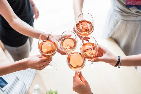 Femmes cliquetis avec des verres à vin — Photo de stock