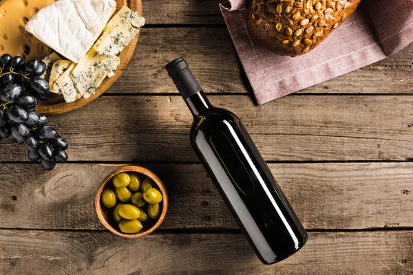 Vinho, pão, azeitonas e queijo — Fotografia de Stock