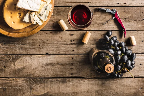 Wine with cheese and grapes — Stock Photo