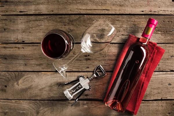 Botella de vino rosa y gafas de vino - foto de stock