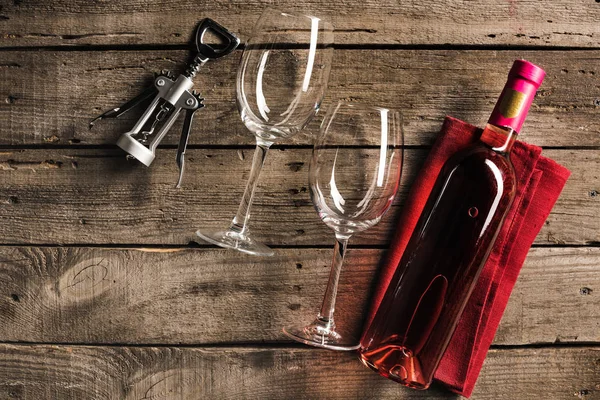 Bouteille de vin rose et verres à vin — Photo de stock