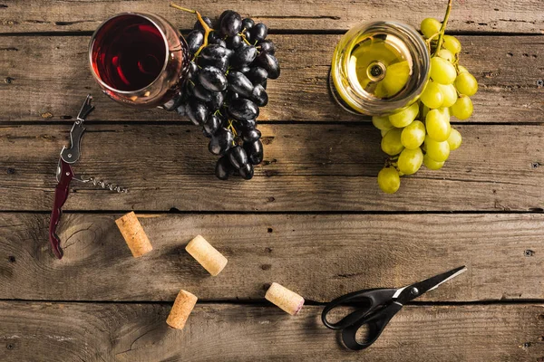 Verres à vin avec vin rouge et blanc — Photo de stock