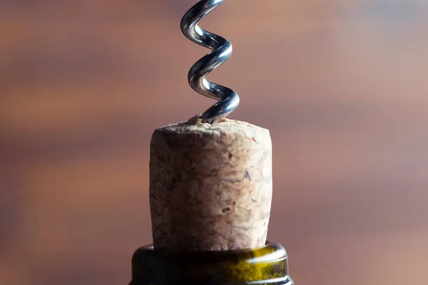 Botella de vino con sacacorchos - foto de stock