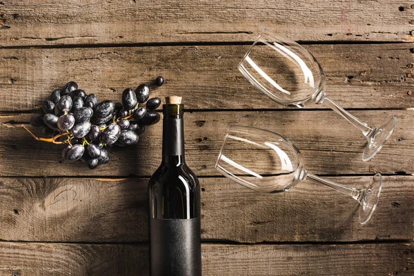 Vin rouge avec verres à vin et raisins — Photo de stock