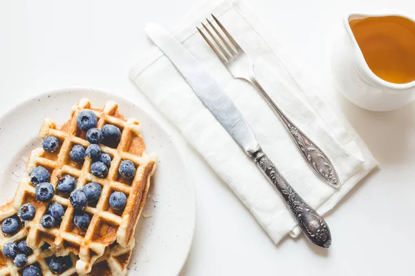 Waffles saborosos com mirtilos — Fotografia de Stock