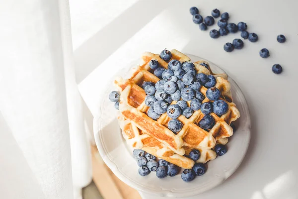 Waffles saborosos com mirtilos — Fotografia de Stock