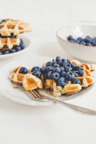 Composição de waffles e mirtilos — Fotografia de Stock