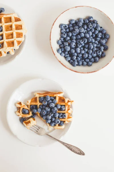 Zusammensetzung von Waffeln und Blaubeeren — Stockfoto