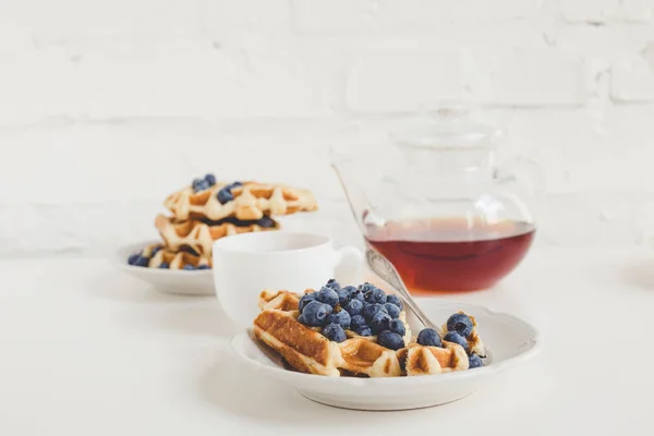 Waffles with blueberries and tea — Stock Photo