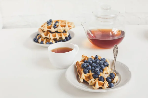 Waffles with blueberries and tea — Stock Photo