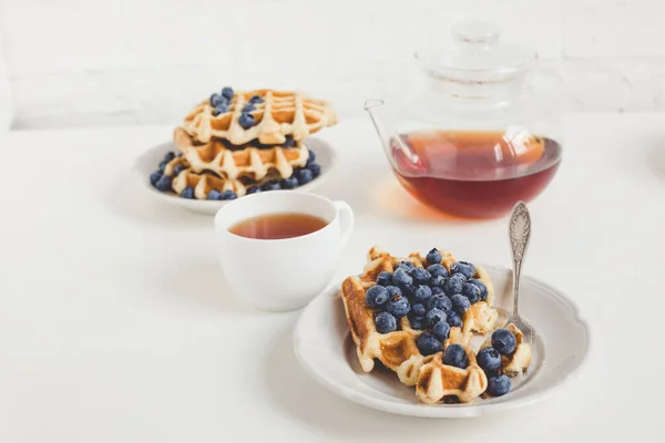 Waffeln mit Blaubeeren und Tee — Stockfoto