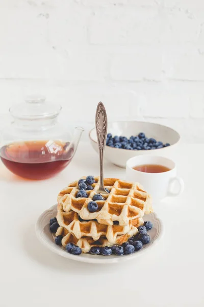 Waffles com mirtilos e chá — Fotografia de Stock