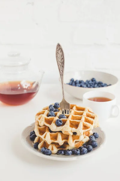 Waffles com mirtilos e chá — Fotografia de Stock