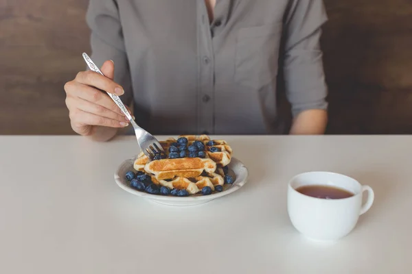 Mulher comendo waffles — Fotografia de Stock