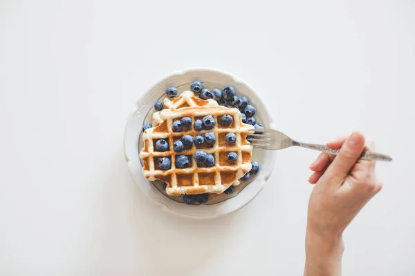 Mangiare waffle — Stock Photo