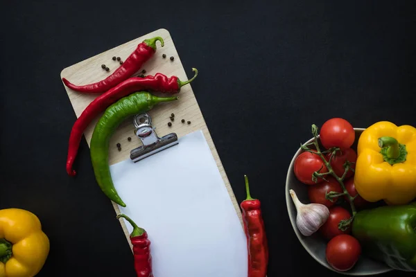 Pimientos y hoja de papel en blanco - foto de stock