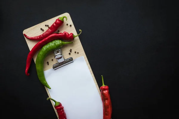 Pimentos e folhas de papel em branco — Fotografia de Stock