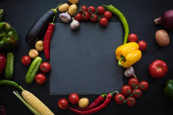 Verduras maduras y pizarra - foto de stock