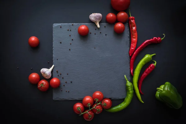 Стиглі овочі і дошка для шиферу — стокове фото