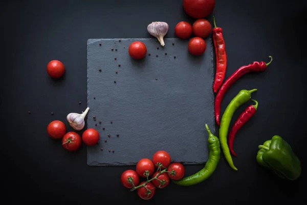 Legumes maduros e tábua de ardósia — Fotografia de Stock