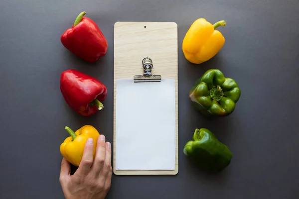 Verduras con papel en blanco y tabla de cortar — Stock Photo