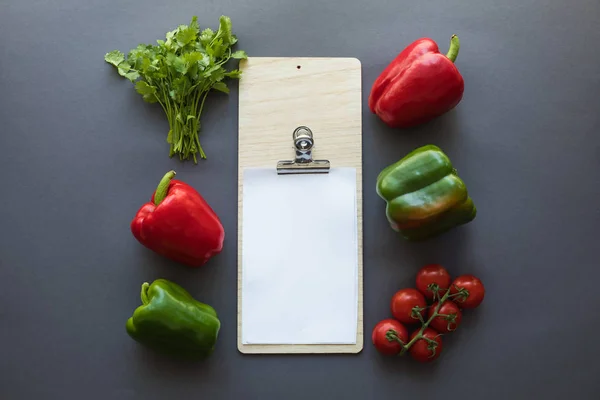 Legumes com papel em branco e tábua de corte — Fotografia de Stock