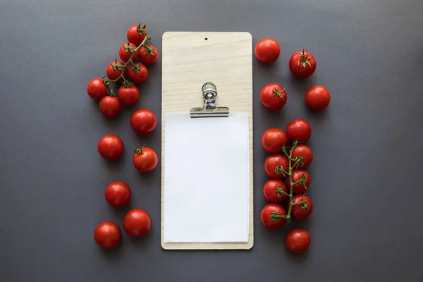 Verduras con papel en blanco y tabla de cortar - foto de stock