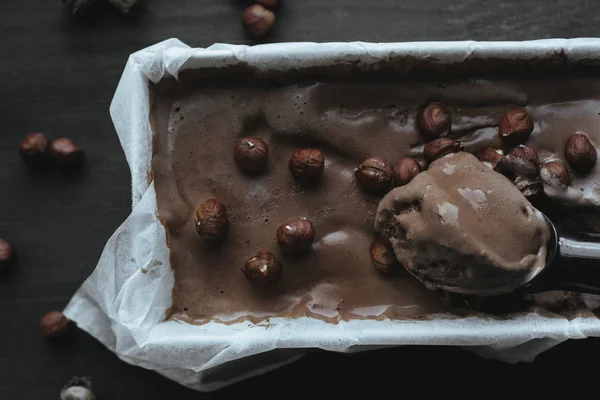 Helado de chocolate con avellanas - foto de stock