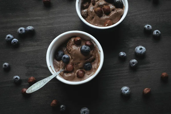 Мороженое с черникой и фундуком — стоковое фото