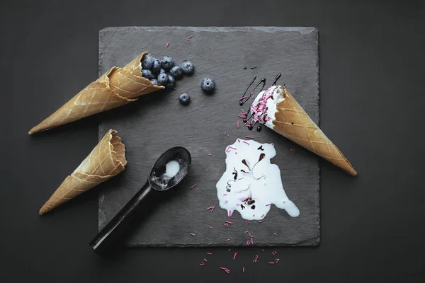 Sorvete e mirtilos em cones de bolacha — Fotografia de Stock