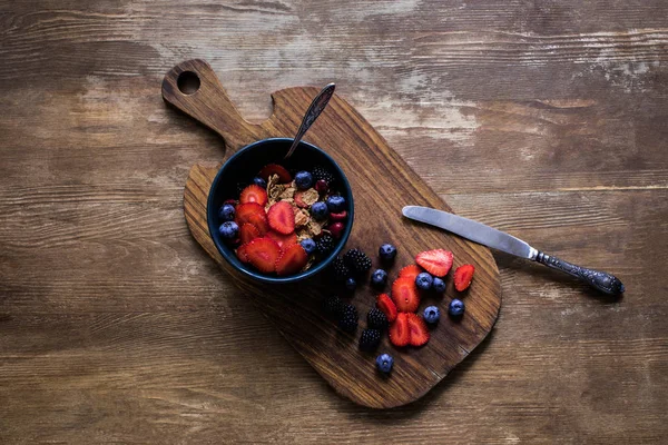 Corn flakes with berries — Stock Photo