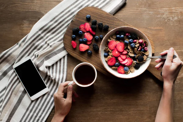 Mujer desayunando - foto de stock