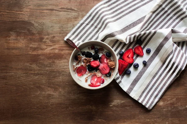 Corn flakes with milk and berries — Stock Photo