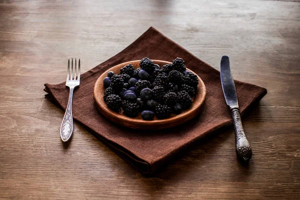 Blackberries and blueberries in plate — Stock Photo
