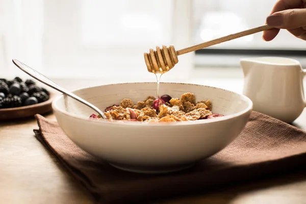 Corn flakes with honey — Stock Photo