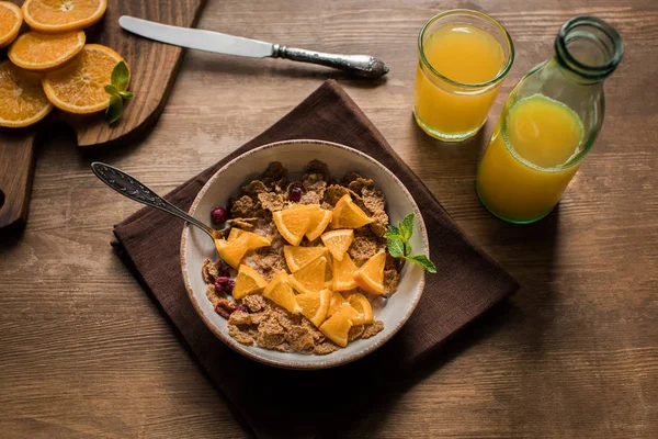 Corn flakes with orange slices — Stock Photo