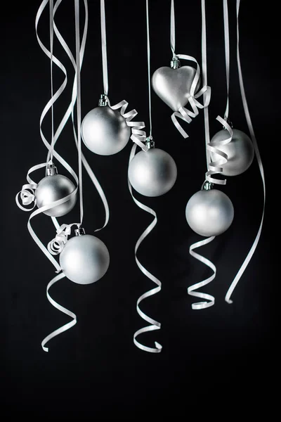 Weihnachtsspielzeug auf Bändern — Stockfoto
