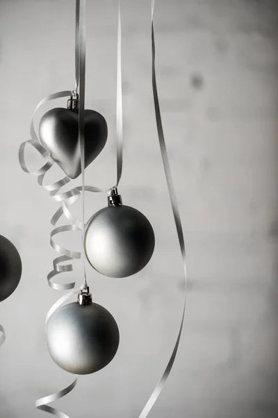 Bolas de Natal em fitas — Fotografia de Stock