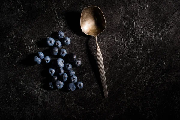 Myrtilles et cuillère vintage — Photo de stock