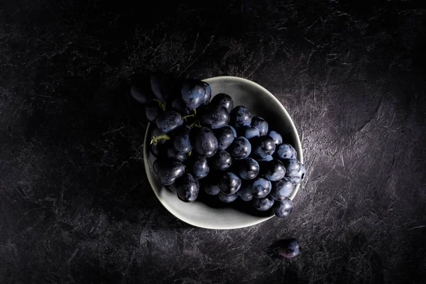 Спелый виноград в чаше — стоковое фото