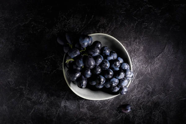 Uvas maduras em tigela — Fotografia de Stock