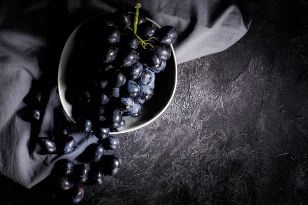 Uvas maduras en tazón - foto de stock
