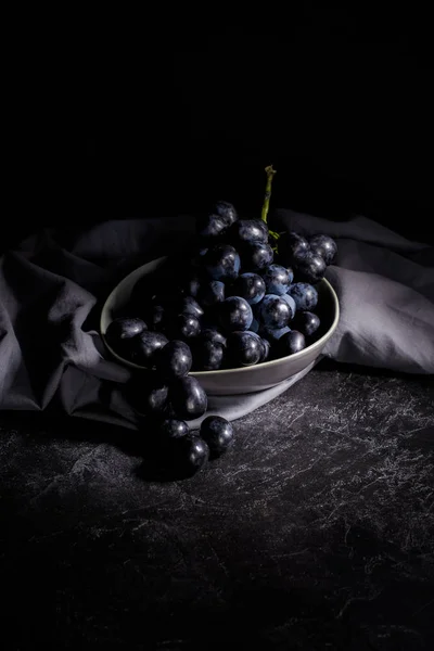 Ripe grapes in bowl — Stock Photo