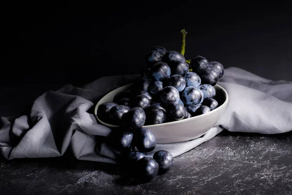 Uvas maduras em tigela — Fotografia de Stock