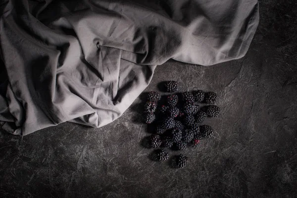 Mûres fraîches et tissu — Photo de stock