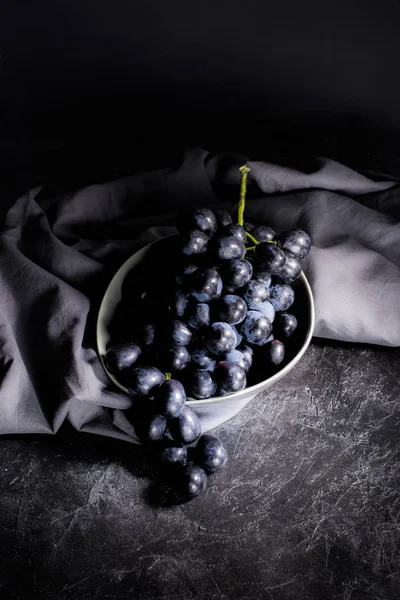 Uvas maduras en tazón - foto de stock