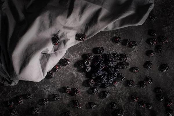 Moras frescas y tela - foto de stock