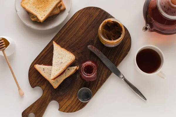 Pain grillé avec confiture et beurre d'arachide — Photo de stock