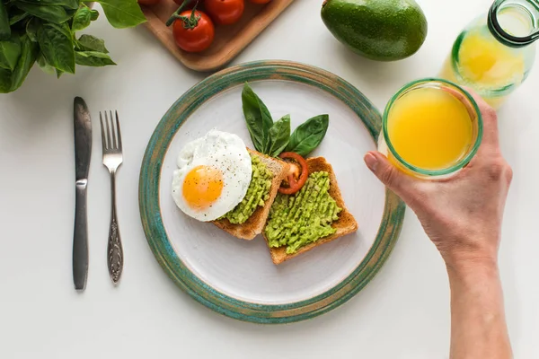 Huevo frito y puré de aguacate en tostadas - foto de stock