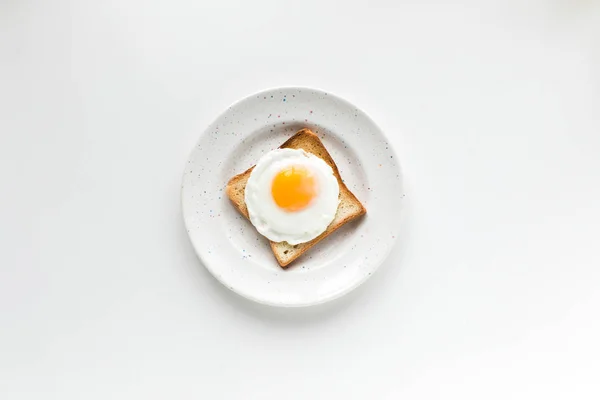Café da manhã com ovo frito na torrada — Fotografia de Stock
